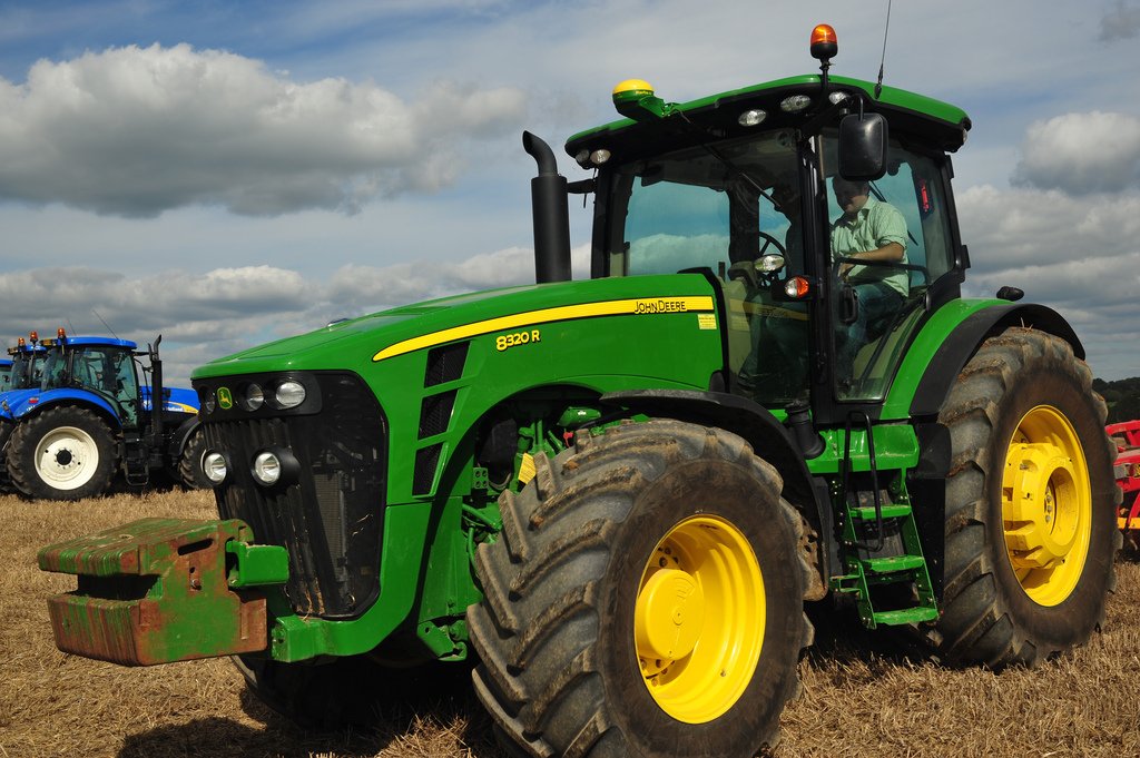 Тракторы джон дир технические характеристики. John Deere 8320. Трактор Джон Дир 8320r. 1080 2340 Трактор John Deere. John Deere 8470.